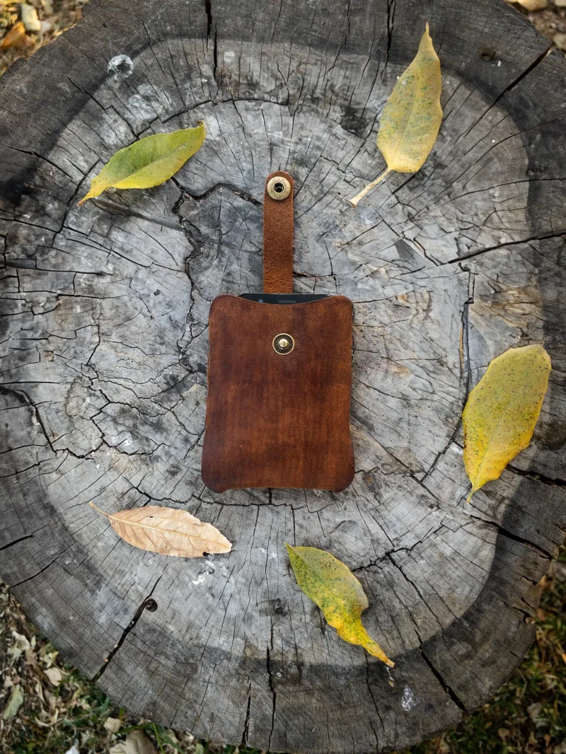 Tarjetero minimalista retráctil